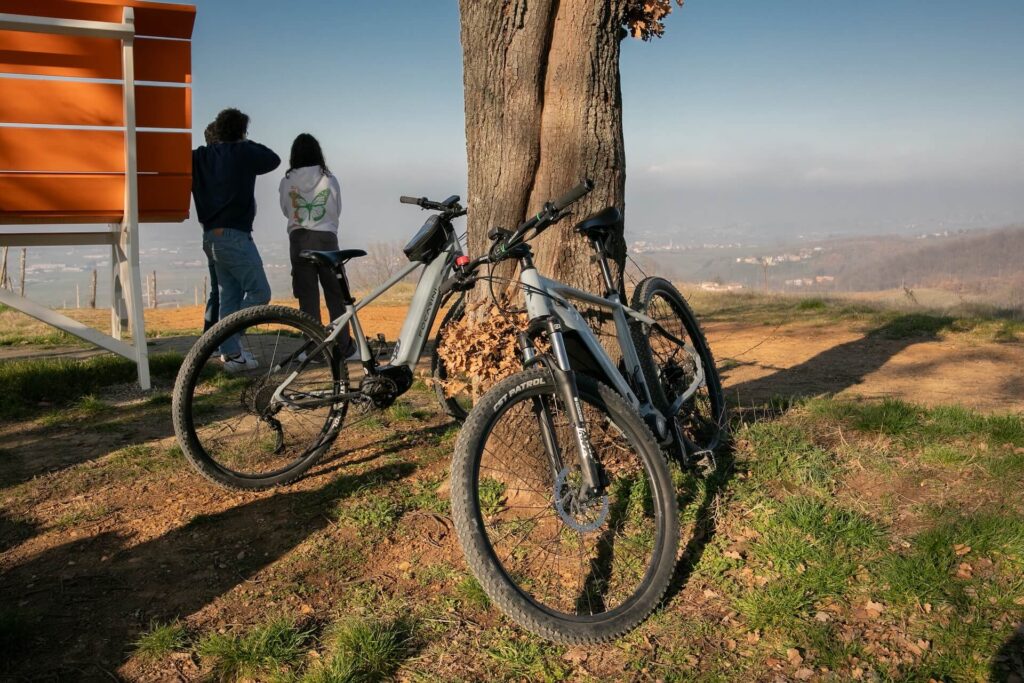 Ragazzi in e-bike