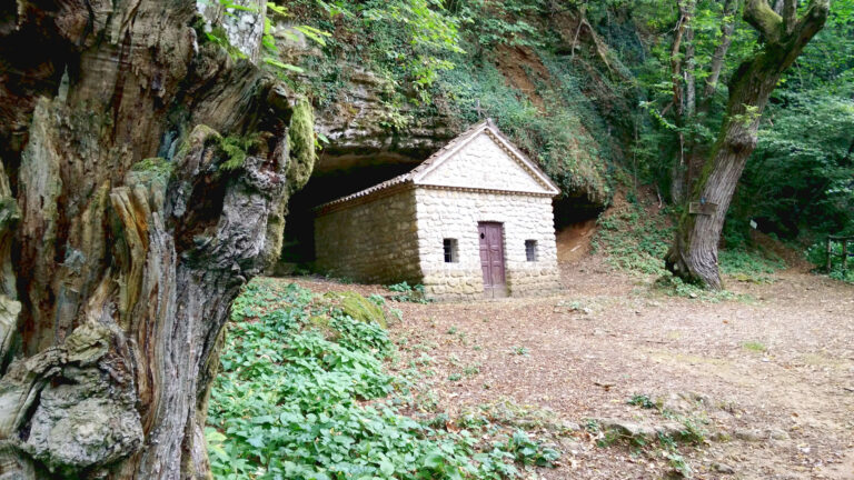 Escursione alle grotte di San Ponzo con raccolta di castagne