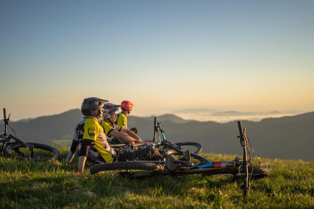 TRamonto e relax in collina con le biciclette